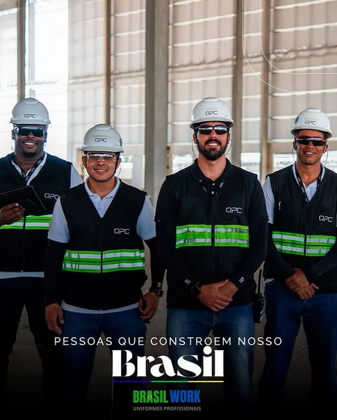 Mulher em ambiente de trabalho analisando uniformes profissionais